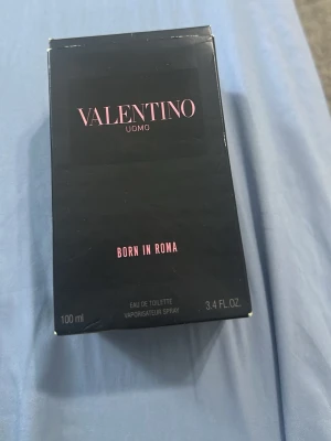 Valentino Uomo Born In Roma EdT 100ml  - Valentino Uomo Born In Roma Eau de Toilette i 100 ml flaska.  