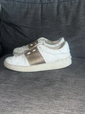 Valentino - Snygga Valentino Garavani Open sneakers I storlek 39. De är I acceptabelt skick, endast skor medföljer. Hör av dig vid frågor☺️