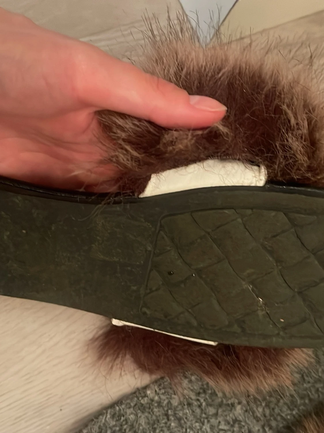 Svarta tofflor med fluffig brun päls - 2