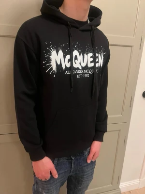 Alexander McQueen Hoodie - Säljer nu en Alexander Mcqeen hoodie.         Skicket är 9/10✅                                              Tröjan är storlek M men passar bättre på S👕 fraktar inom 24 timmar🚚                               Priset går att diskutera vid en snabb affär bara höra av dig vid frågor eller liknande😁