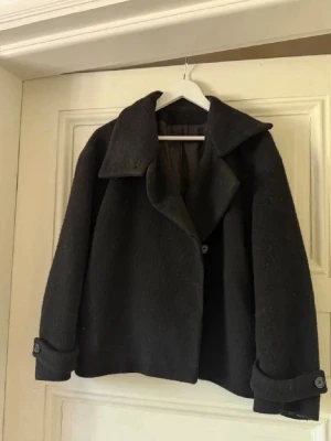 ARKET kappa - Intressekol på min jättefina kappa från arket. I fint men använt skick. Kappan är lite nopprig, men det går att lösa med maskin eller att borsta upp med ullkam. Nypris: 2200kr 💕