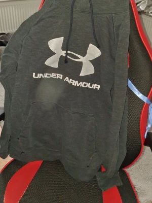 Under armour hooodie - En fin och grå under armour hoodie som är skön för höst och början av vår