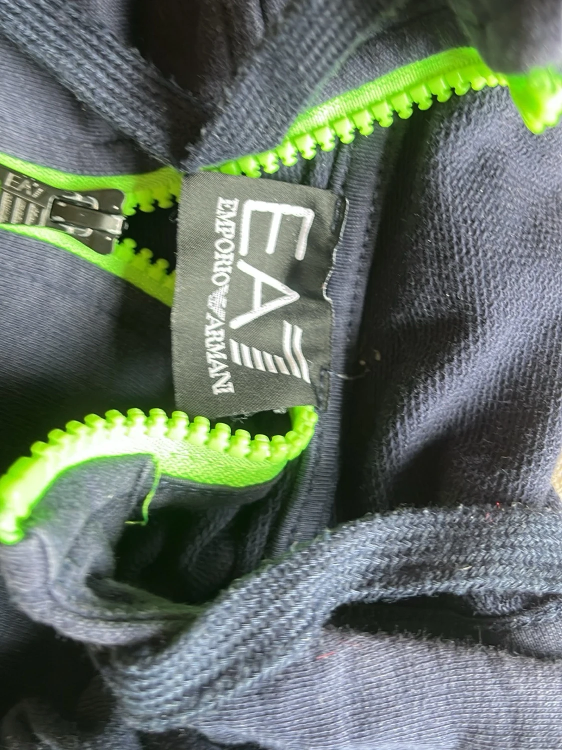 Marinblå EA7 hoodie med gröna detaljer - 4