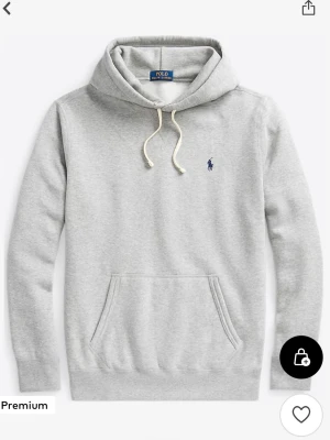Grå hoodie från Polo Ralph Lauren - Säljer en hoodie ifrån ralph Lauren, jätte fin och mysig och passar både tjejer o killar. Storlek M. Pris går att diskutera, och såklart är den äkta!