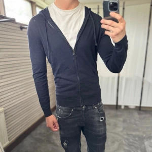 Massimo dutti zip-hoodie - Mycket fint skick, använd men inga hål eller fläckar. Nypris ca 1500kr. Passar dig som är 170-180cm ungefär. Storlek M men sitter som S. Modellen är 185 cm, 75 kg. Skriv för mer information!🤝