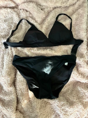 Svart bikini  - Svart bikini från Lindex i storlek S men skulle säga att överdelen passar XS med. Sparsamt använd.