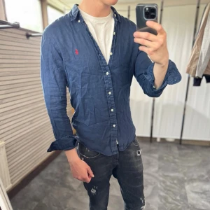 Linneskjorta slim fit - Mycket fint skick, lite skrynklig bara. Nypris ca 2000kr. Passar dig som är 175-185cm ungefär. Modellen är 185 cm, 75 kg. Skriv för mer information!🤝