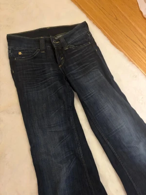 Mörkblå bootcut jeans - Snygga mörkblå flare jeans ifrån cheap Monday i storlek 26/30 