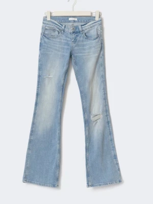 Ljusblå bootcut jeans med slitningar - Ljusblå low waist bootcut jeans med slitningar i storlek 38. Lite slitet längst ner då jag är kort. Kan visa om de önskas 💕 