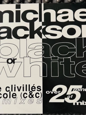 Michael Jackson Black or White vinyl - Säljer en original 12-tums maxisingel med Michael Jackson – Black Or White (The Clivillés & Cole Remixes) från 1991 på Epic Records. Skick:  * Vinyl: VG+ / EX (spelar fint) * Omslag: VG+ med normalt slitage från förvaring  Originalutgåva tillverkad i Holland. Ett trevligt samlarobjekt för Michael Jackson-fans och DJ:s som uppskattar de klassiska house-remixerna från början av 90-talet.  Se bilder för egen bedömning av skick.  Packas väl och skickas snabbt efter betalning.