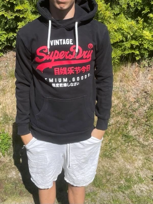 Svart Superdry hoodie - Superdry Hoodie  Säljer min Superdry hoodie i fint skick. Bekväm passform och perfekt för både vardag och fritid.  📦 Snabb frakt ✅ Bra skick 💯 Äkta Superdry  Storlek: S  #superdry #grisch #arkivet #arkivetstyle #streetwear #y2k #cleanfit #oldmoney #trend #fashion #outfit #style #hoodie #vintage #retro #fyp #explore #plick #vinted #sverige #kläder #streetstyle #casual #mode #fitcheck #aesthetic #wardrobe #fashionstyle #secondhand #preloved