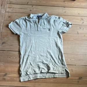 Grå pikétröja från Polo Ralph Lauren XXS - Grå pike från ralph lauren, inge deffekter, nypris 1000kr. Passar bra mellan 155 och 170