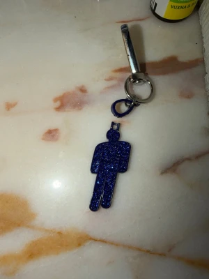 Blå glittrig billie eilish blohsh - Gick sönder i produktionen, tyvärr. Funkar som fin dekoration eller någon souvenir ❤️ Billie eilish hemmagjord blohsh. 