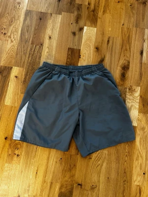 Grå Nike shorts  - *HERR*  Nike shorts.   Storlek S.   Bra skick inget att anmärka.