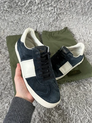 Valentino Flycrews - Säljer ett par skön Valentino Flycrews! | Fint använt skick på skorna! Finns något tecken på användning som kan ses på bilderna. Saknas en nit. Limmet har släppt lite vid någon söm men stitching är fast! Påverkar inte användningen och inget som syns när man använder de heller! | Storlek 41 kan passa lite större. | Skickar med dustbags och extra snören! | Ställ gärna frågor innan du köper!