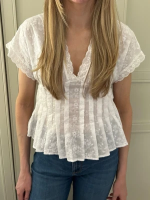 Ginatricot pleated top - Så fin vit blus från Ginatricot i storlek 36 🩷. Helt ny med prislappen kvar.