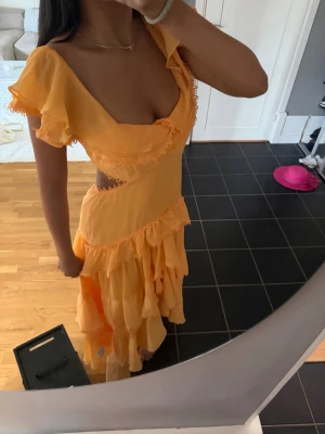 Sommarklänning - Säljer denna superfina sommarklänningen från ASOS 🧡Väldigt liten i storleken! Brukar vanligtvis ha 36 men passar mig! Aldrig använd och lappen kvar !!