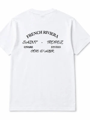 Vit t-shirt från Civare Studio - Vit t-shirt från Civare Studio med tryck fram och bak. På bröstet står det 'CIVARE' och på ryggen finns texten 'French Riviera Saint-Tropez Cote d'Azur'. Klassisk passform och rund halsringning.
