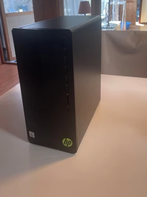 Gaming dator - HP Pavilion Gaming Desktop TG01-1xxx med:  Intel i5-10400F GTX 1660 SUPER 6 GB 16 GB RAM ~500 GB SSD Windows 11  Använd i ungefär 3 år fungerar normalt utan överhettning eller crash, säljer pågrund av ska flytta utomlands och spelar inte längre. Senast jag städade inuti datorn var förra året. Skriv om du har frågor ! 😁