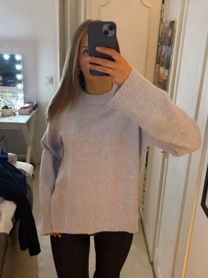 Stickad tröja - En mjuk och gosig ljus blå/isblå stickad tröja som har slitsar i sidorna🩵 Säljer då den inte kommer till användning (bara använd fåtal gånger)