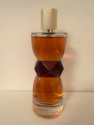 Yves Saint Laurent Manifesto parfym EDP 90ml - Säljer här en 90ml flaska av den utgångna parfymen Manifesto från Yves Saint Laurent. 