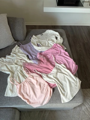 🌸 KLÄDPAKET 7 PLAGG XS/S – SOMMAR, Y2K & COQUETTE 🌸 - Rensar garderoben och säljer detta fina klädpaket med 7 plagg i storlek XS/S. Perfekt till sommaren med söta toppar i rosa, vitt och ljuslila toner. 💕  ✨ Innehåller: • Vit blus med volanger • Vit långärmad topp • Vitt linne • Ljusrosa linne • Rosa spetslinne • Rosa topp • Ljuslila linne                                                                       ✨ Paketpris prioriteras, men enstaka plagg kan säljas separat vid rätt intresse.