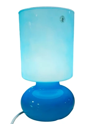 IKEA ”Lykta” Nostalgi  - Säljer en blå bordslampa i glas från Holmegaard. Lampan har en cylinderformad skärm och rundad fot, allt i matchande blått glas. Perfekt för dig som gillar färgstark och unik inredning.