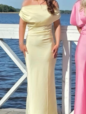 Klänning   - Extremt fin klänning! Storlek 36 från Gina tricot.