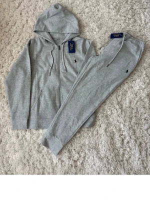 Grått loungewear-set från Polo Ralph Lauren - Helt nytt i skick. Settet passar även M 