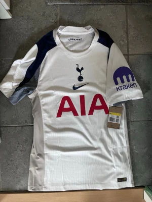 S Tottenham 25/26 Autentic - Tja säljer en clean Tottenham tröja pga den var för liten, den är köpt från unisport där värdet av den är 1700kr, Det är en autentisk tröja, Pris går att diskuteras!✌️💪🏼