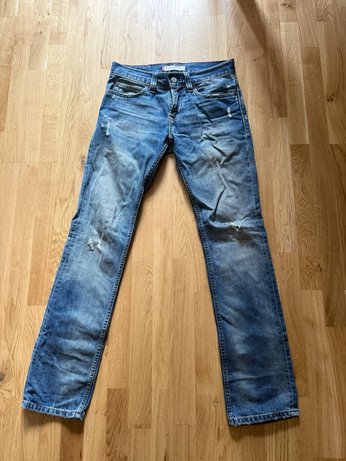 Blå slitna jeans från Levi's