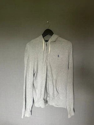 Grå zip hoodie från Polo Ralph Lauren - Tunn grå hoodie från Polo Ralph Lauren passar M/L