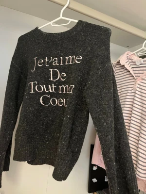 Mörkgrå stickad tröja med text - Tröja från Gina Tricot, lite knoppning därav priset.