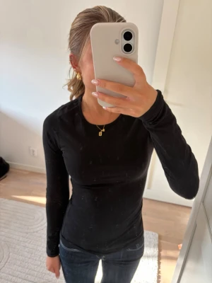 Svart långärmad topp från H&M - En enkel och stilren svart långärmad topp från H&M i storlek xs!💕