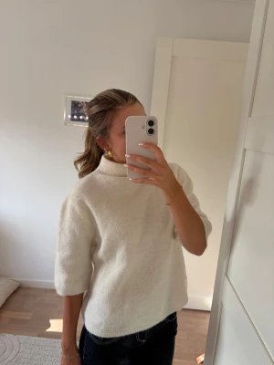Vit stickad tröja med halvpolo - Mysig vit stickad tröja med halvpolo och trekvartsärmar, kommer ifrån gina och är i storlek 170 men skulle säga att den är xs💕💕
