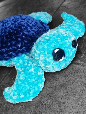 Blå mjukisturtle i plysch - Supergullig mjukisturtle i plysch med ljusblå kropp och mörkblå skal. Sköldpaddan har stora, broderade ögon och är riktigt mjuk och kramvänlig. Perfekt som dekoration eller gosedjur till samlingen.