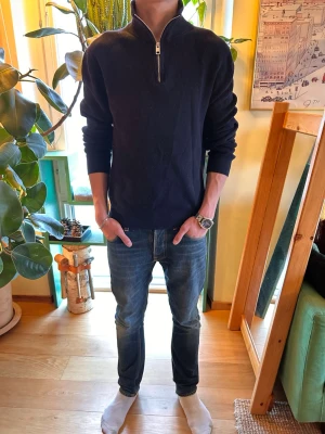 Quarter Zip Tröja - Säljer en snygg quarter zip i storlek M, väldigt fint skick och inga defekter. Skriv vid frågor eller funderingar!