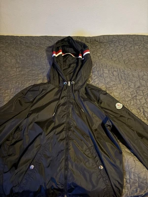 Svart moncler windbreaker  - Säljer min svarta moncler windbreaker som jag har använt 2-3 gånger i storlek M 