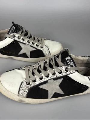 Golden goose - Golden goose superstar i en riktigt snygg colorway och bra skick! Storlek 42-43. Hör av er vid frågor! 