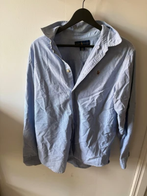 Polo Ralph Lauren Skjorta - Skön polo Ralph lauren skjorta i bästa skick. Nypris 1700 kr från polos hemsida mitt pris 550. Pris kan diskuteras vid snabb affär