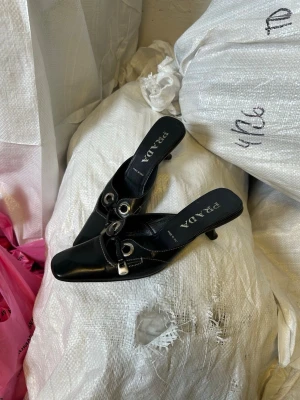 Prada - mules - vintage  - Denna vara kommer att auktioneras ut på på Humana x Plick Live den 15 juni klockan 19:30