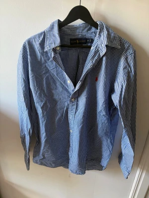 Polo Ralph Lauren Skjorta - Skön polo Ralph lauren skjorta i bästa skick. Nypris 1700 kr från polos hemsida mitt pris 550. Pris kan diskuteras vid snabb affär
