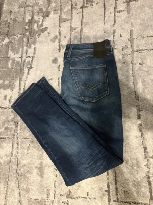 Mörkblå Replay jeans HYPERFLEX - Snygga mörkblå slim fit jeans med märket REPLAY, klassiska bakfickor och kontrastsömmar. Jeansen är då Hyperflex alltså lite extra strechiga som gör dom skönare att bära, priset kan diskuteras, bättre pris löses vid snabb affär! Levereras inom 24 tim