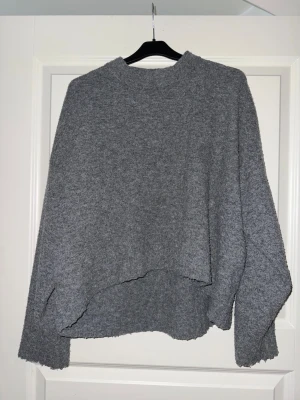 Grå sweatshirt  - Grå sweatshirt från H&M, storlek S. 
