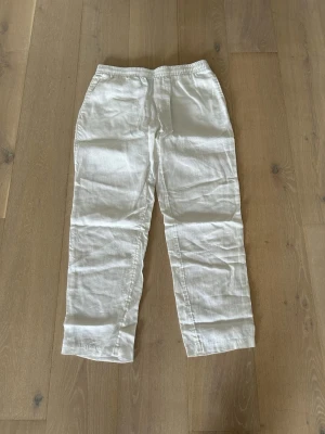 Vita linnebyxor från H&M - Snygga vita linnebyxor från H&M i regular fit. Byxorna har resår i midjan och raka ben för en avslappnad look. Tillverkade i ett lätt och luftigt linnematerial som passar perfekt till sommaren.