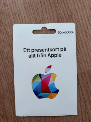 Apple presentkort 2000 kr - Presentkort från Apple i vitt med färgglad Apple-logga. Vid öppning av presentkortet går ej att returneras eller återbetalas.