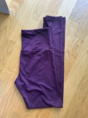 Leggings  - Mjuka leggings, aldrig använda men har klippt bort lappen. Lite orättvis färg, mer som på andra bilden.