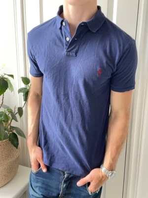 Ralph lauren t-shirt / piké - Live 17.00 11 Juni  - Ralph lauren t-shirt / piké, Inga defekter men är använd liksom! Modellen i bilderna är 180 cm 75 kg och bär Storlek M slim fit , Kom med frågor! 🌟 (Kan gå ned i pris vid köp av paket 😉) 