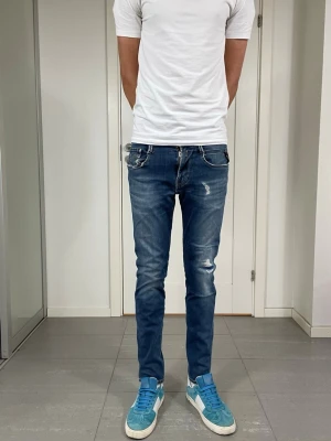 Replay Jeans  - Säljer nu dessa Replay Jeans med snygga slitningar i populär design, W29 o L30 med mått ca 36,5 o 100 cm. skriv för fler bilder/frågor🙌🏼