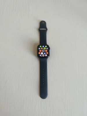 Apple Watch  - Apple Watch Series 8 45mm i nästan oanvänt skick. Kan mötas upp i Stockholm/Stan alternativt frakta. Hittar inte kvittot tyvärr men laddare följer med. Batterihälsan på klockan är 92 procent. Nypris på denna modell ligger mellan 4500 till 6000kr. Hör av dig vid frågor eller funderingar.